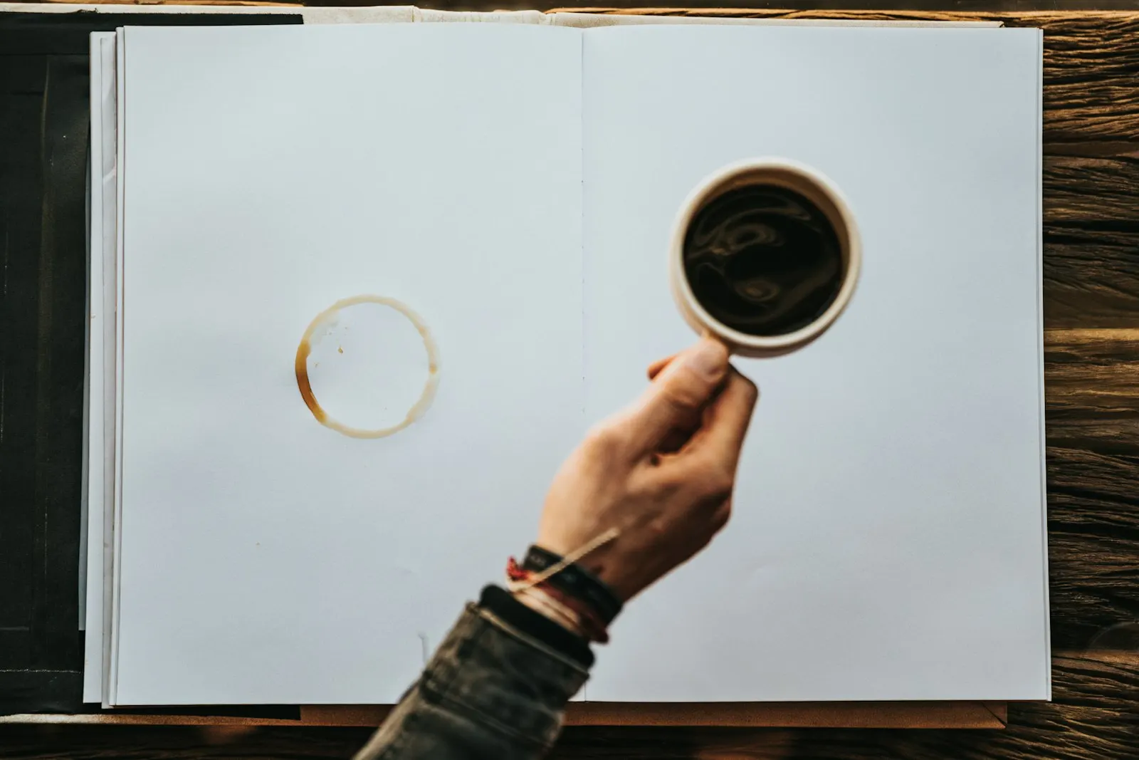 Persona que toma un café mientras piensa en su proyecto