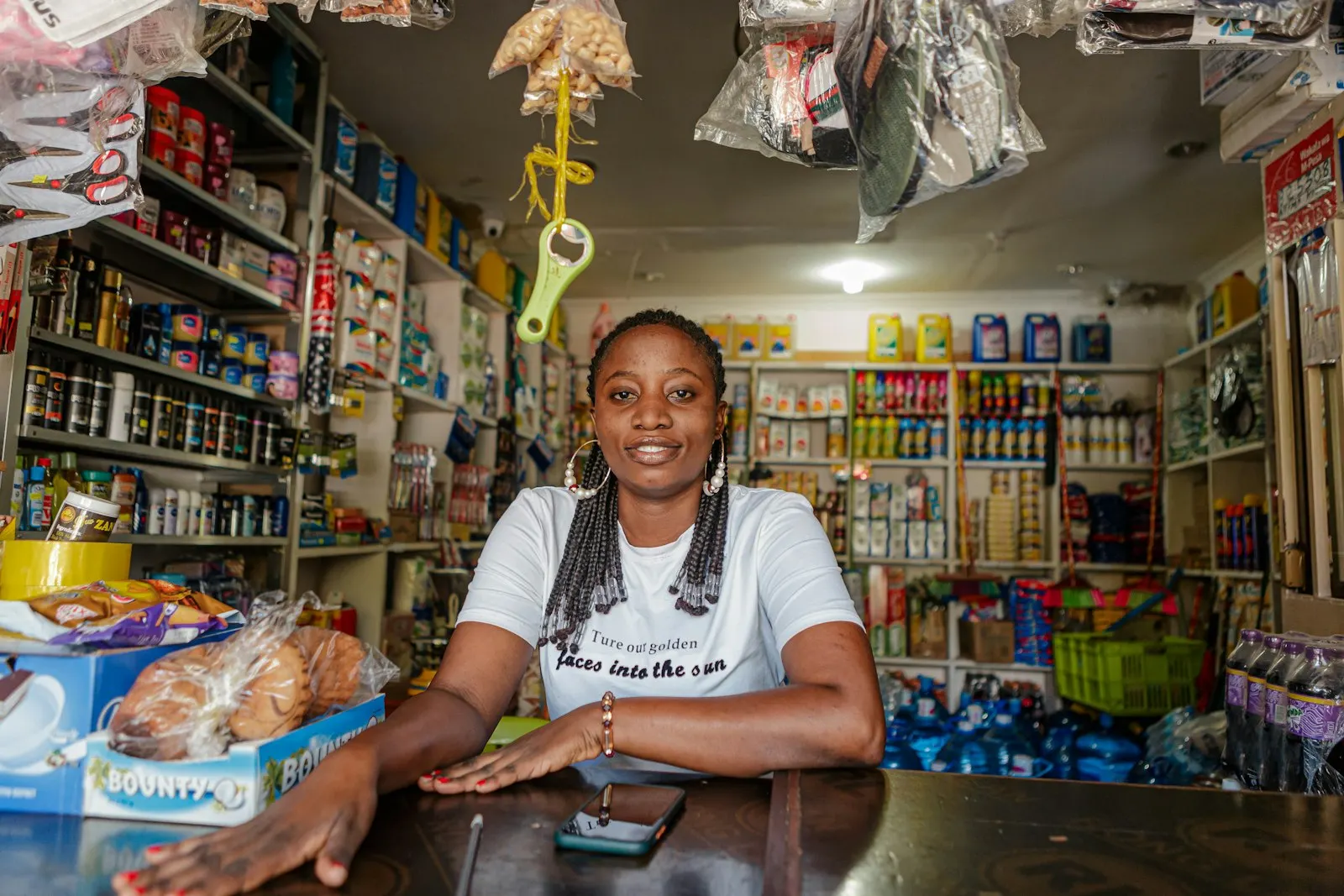 Emprendedora en el mostrador de su tienda