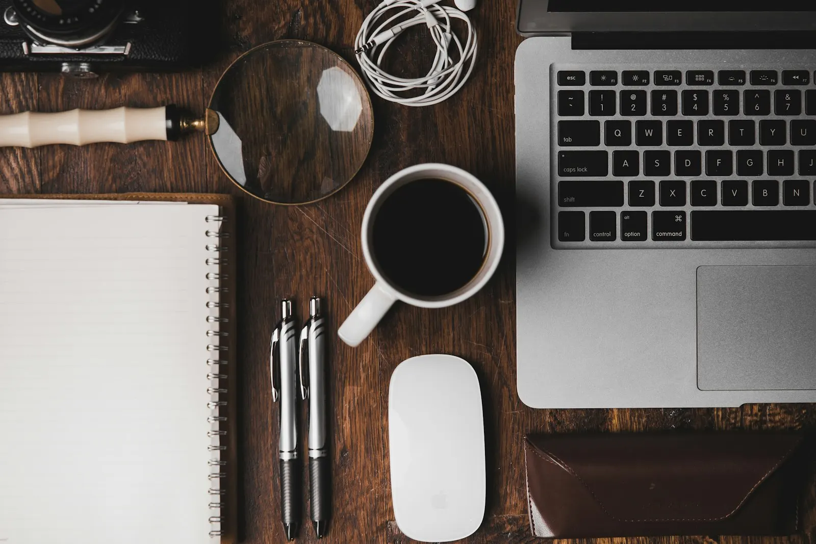 Café y portátil en una mesa de trabajo
